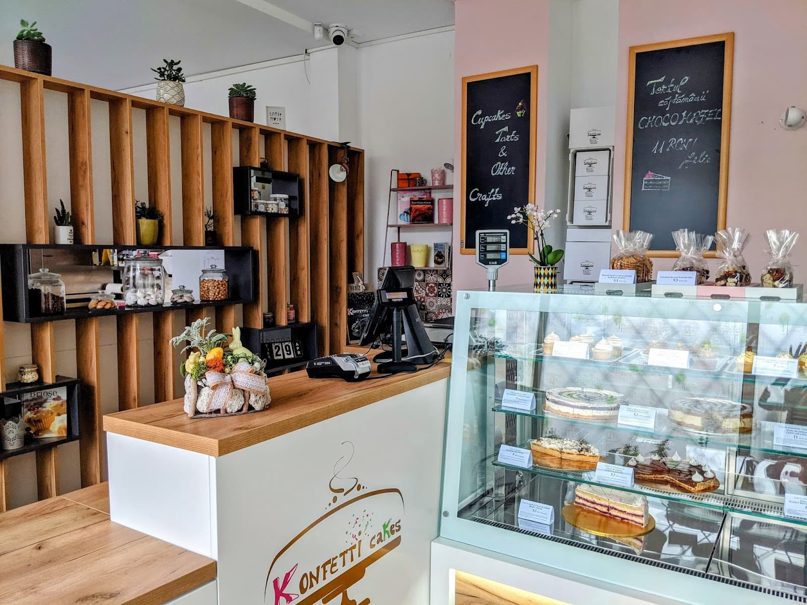 Interiorul cofetăriei Konfetti Cakes din Sibiu